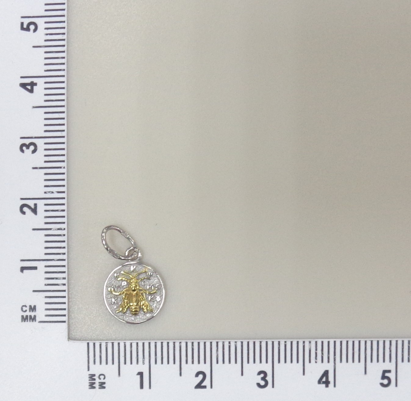 Подвеска из комбинированного золота "символ Киккского монастыря"